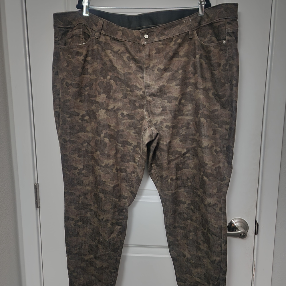 5/$30 Venezia  Brown Camo Denim Pants